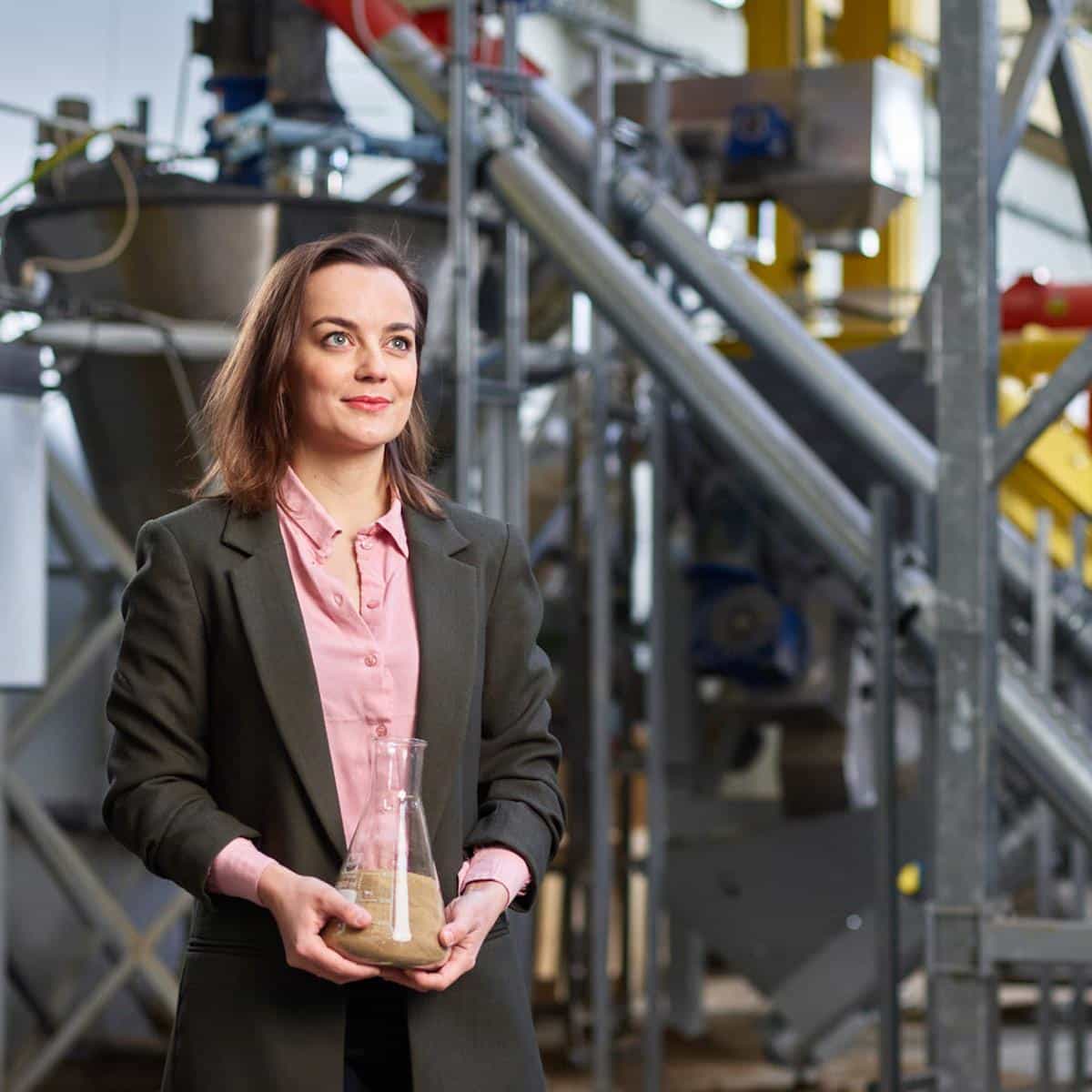 Katharina Ungar, Gründerin von Livin Farms, in ihrer Produktionsanlage