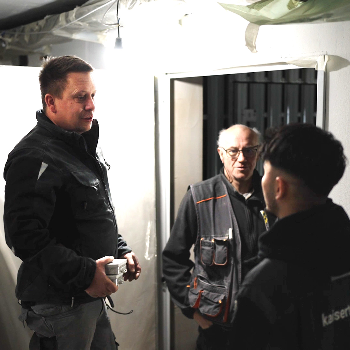 Elektriker bei der Arbeit in einem Keller