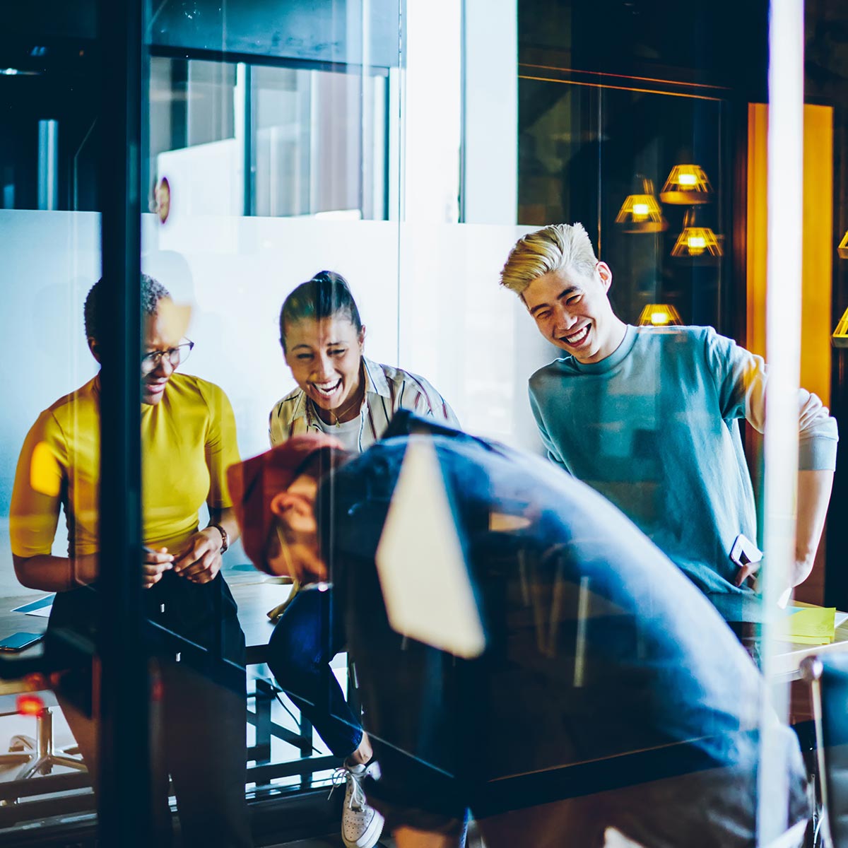 Junges Startup-Team unterhält sich